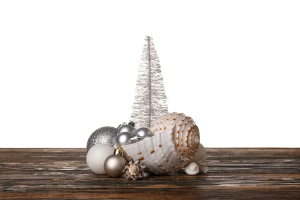 有圣诞球和冷杉树放在桌子上 白色背景的海风 — 图库照片