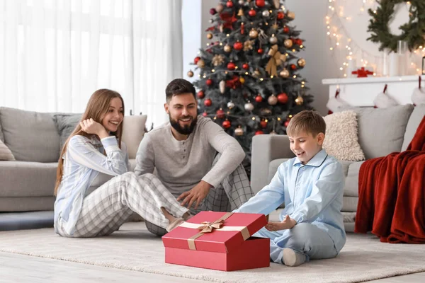 Pais Felizes Com Seu Filho Pequeno Presente Natal Casa — Fotografia de Stock