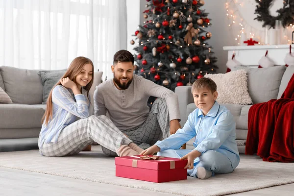 幸せな両親彼らの小さな息子とクリスマスプレゼントで自宅 — ストック写真