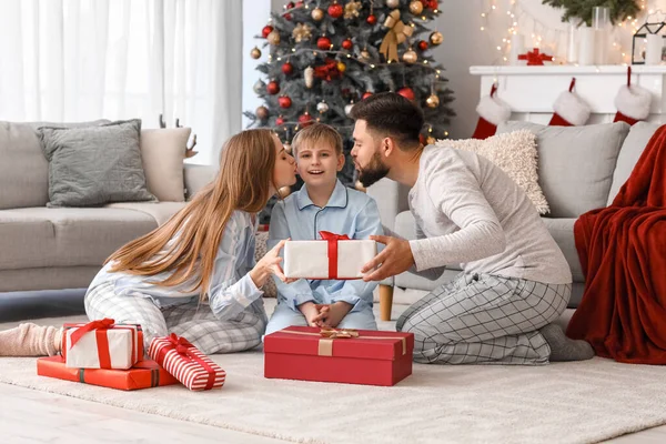 Pais Felizes Com Seu Filho Pequeno Presente Natal Casa — Fotografia de Stock