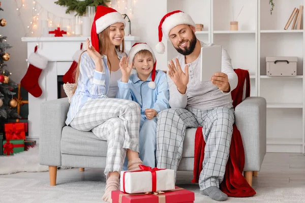 Família Feliz Chapéus Santa Com Tablet Computador Vídeo Conversando Casa — Fotografia de Stock
