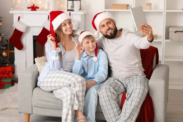 Lycklig Familj Santa Hattar Med Surfplatta Dator Video Chatta Hemma — Stockfoto