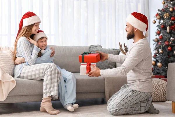 Jovem Cumprimentando Sua Esposa Filho Com Presente Natal Casa — Fotografia de Stock