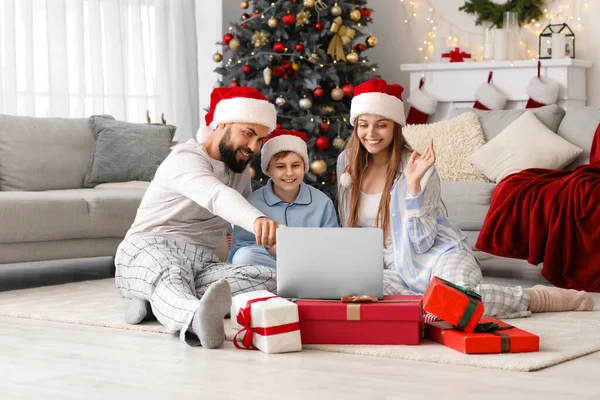 Happy Family Santa Hats Laptop Home Christmas Eve — Stock Photo, Image
