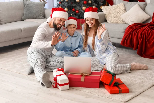 Família Feliz Chapéus Santa Com Laptop Vídeo Conversando Casa Véspera — Fotografia de Stock