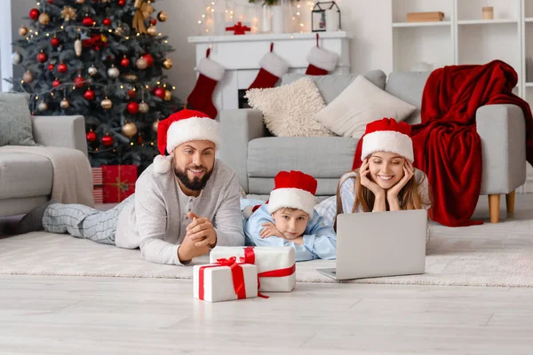 Família Feliz Chapéus Santa Com Laptop Casa Véspera Natal — Fotografia de Stock