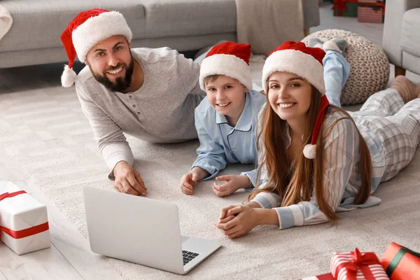 Família Feliz Chapéus Santa Com Laptop Casa Véspera Natal — Fotografia de Stock