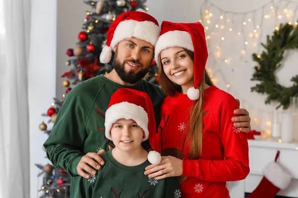 Щасливі Батьки Своїм Маленьким Сином Санта Капелюхах Вдома Напередодні Різдва — стокове фото