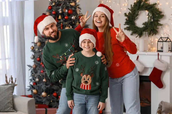 Щасливі Батьки Своїм Маленьким Сином Санта Капелюхах Вдома Напередодні Різдва — стокове фото