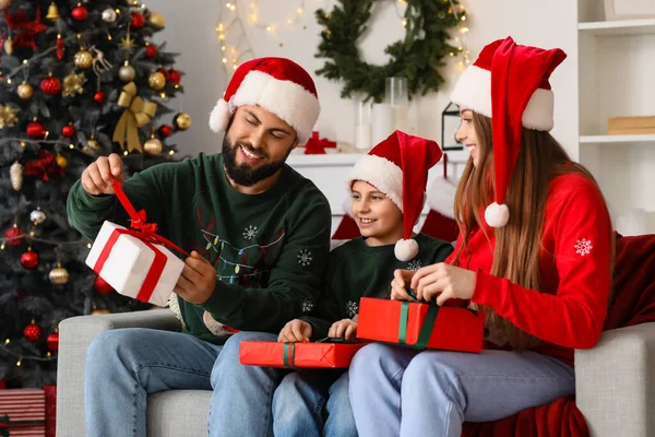 Pais Felizes Com Seu Filho Chapéus Papai Noel Com Presentes — Fotografia de Stock
