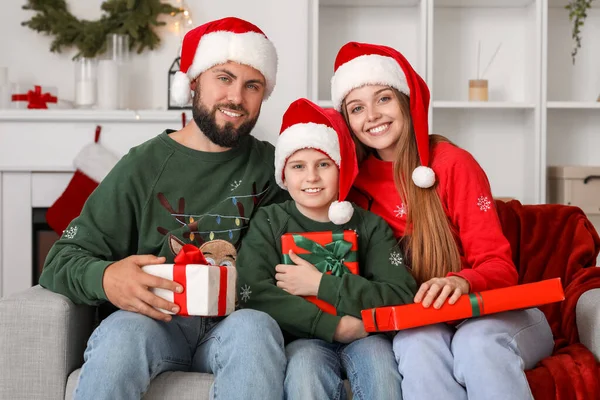 Щасливі Батьки Своїм Маленьким Сином Капелюхах Подарунками Вдома Напередодні Різдва — стокове фото