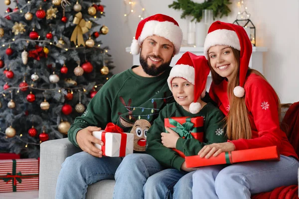 Щасливі Батьки Своїм Маленьким Сином Капелюхах Подарунками Вдома Напередодні Різдва — стокове фото