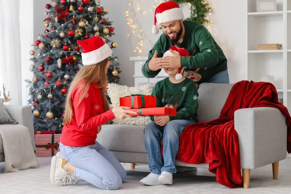 Padres Felices Saludando Hijo Pequeño Con Regalos Navidad Casa — Foto de Stock