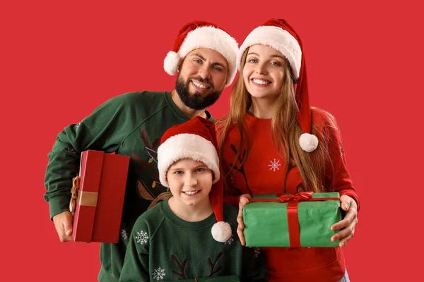 Pais Felizes Com Seu Filho Chapéus Papai Noel Presentes Natal — Fotografia de Stock