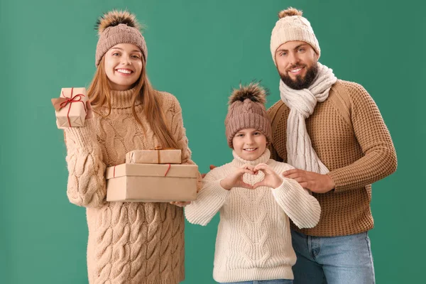 Glückliche Eltern Mit Ihrem Kleinen Sohn Und Weihnachtsgeschenken Auf Grünem — Stockfoto
