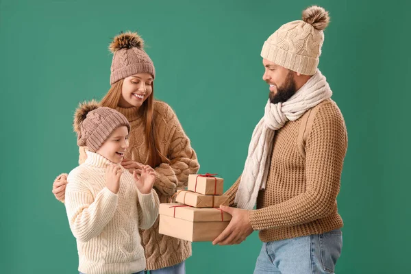 Glückliche Eltern Begrüßen Ihren Kleinen Sohn Mit Weihnachtsgeschenken Auf Grünem — Stockfoto
