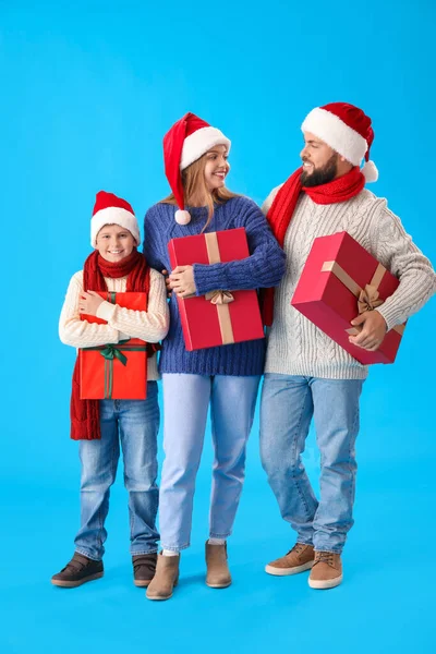 Padres Felices Con Hijo Pequeño Sombreros Papá Noel Regalos Navidad — Foto de Stock