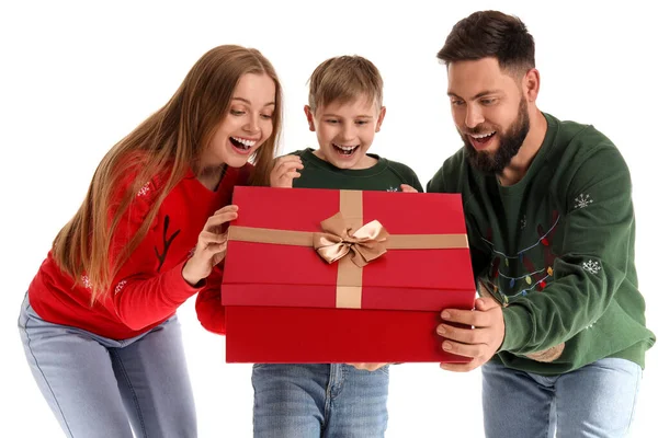 Mutlu Ebeveynler Küçük Oğulları Noel Hediyelerini Beyaz Arka Planda Açıyorlar — Stok fotoğraf