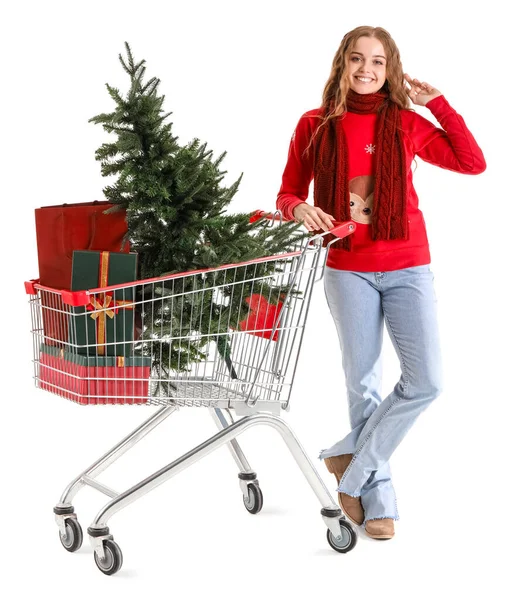 Jonge Vrouw Met Winkelwagentje Kerstboom Cadeautjes Witte Achtergrond — Stockfoto