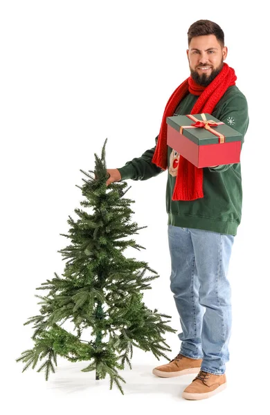 白い背景にクリスマスツリーとギフトを持つハンサムな男 — ストック写真