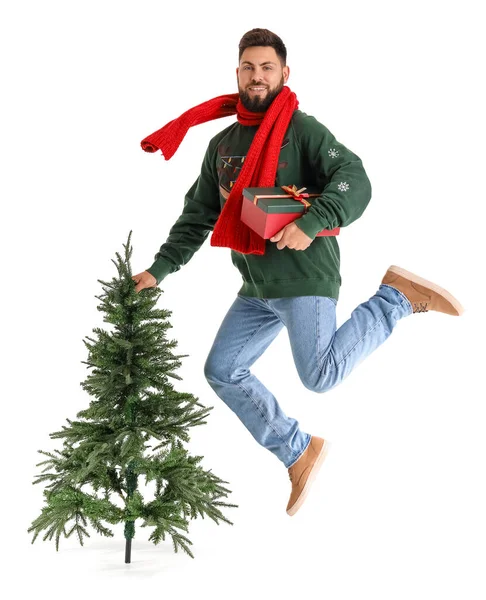 Schöner Mann Mit Weihnachtsbaum Und Geschenk Auf Weißem Hintergrund — Stockfoto