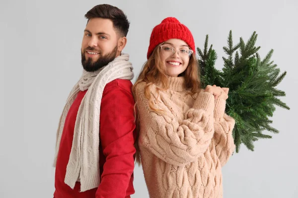 Junges Paar Mit Weihnachtsbaum Auf Grauem Hintergrund — Stockfoto