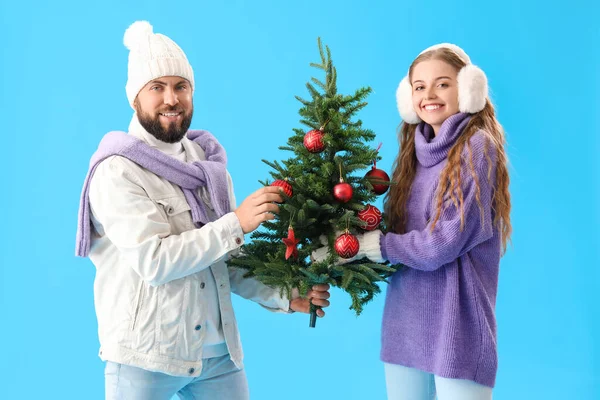 Junges Paar Mit Weihnachtsbaum Auf Blauem Hintergrund — Stockfoto