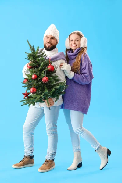 Junges Paar Mit Weihnachtsbaum Auf Blauem Hintergrund — Stockfoto