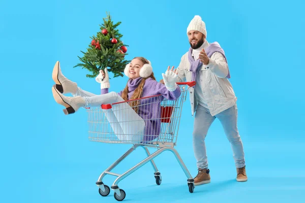 Fiatal Pár Karácsonyfa Bevásárlókosár Kék Háttér — Stock Fotó