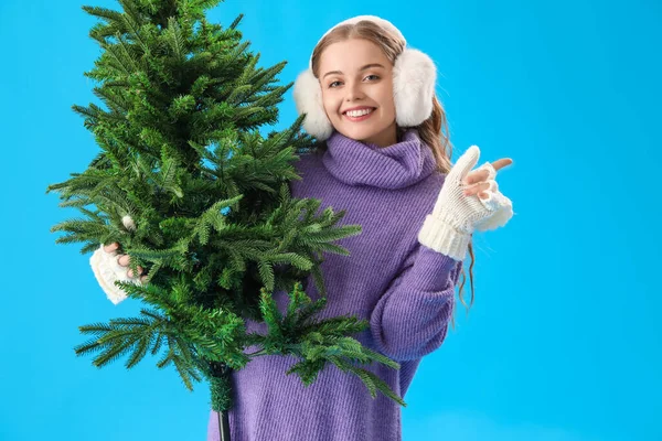 Mujer Joven Con Árbol Navidad Sobre Fondo Azul —  Fotos de Stock