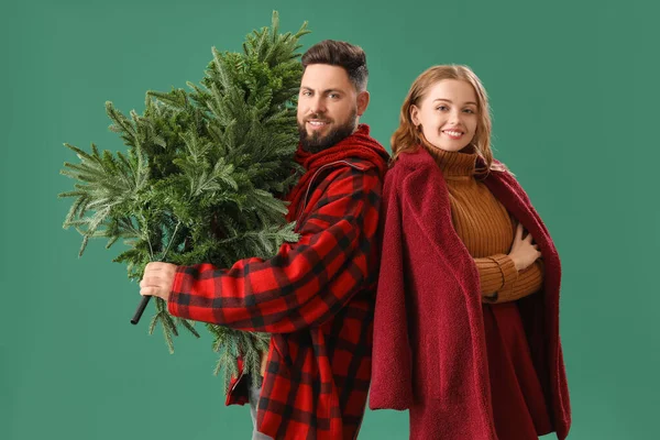 Junges Paar Mit Weihnachtsbaum Auf Grünem Hintergrund — Stockfoto