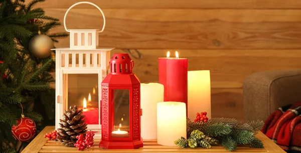 Vánoční Lucerny Hořícími Svíčkami Stole Pokoji — Stock fotografie