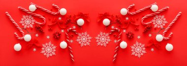 Güzel Noel süslemeleri ve kırmızı arka planda yaban mersini kompozisyonu.