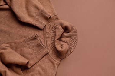 Kahverengi arkaplanda şık bir süveter