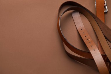 Kahverengi arkaplanda deri kemerler