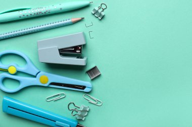 Renk arkaplanında zımba bulunan kırtasiye seti