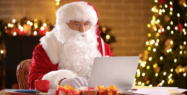Сучасний Санта Клаус Перевіркою Ноутбука Поштою Вдома Напередодні Різдва — стокове фото