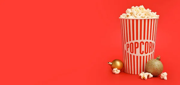 Eimer Popcorn Mit Weihnachtskugeln Auf Rotem Hintergrund Mit Platz Für — Stockfoto