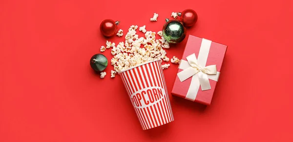 Vödör Ízletes Popcorn Karácsonyi Labdák Ajándék Piros Háttér — Stock Fotó