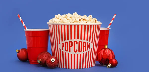 Eimer Popcorn Tassen Mit Limonade Und Weihnachtskugeln Auf Blauem Hintergrund — Stockfoto