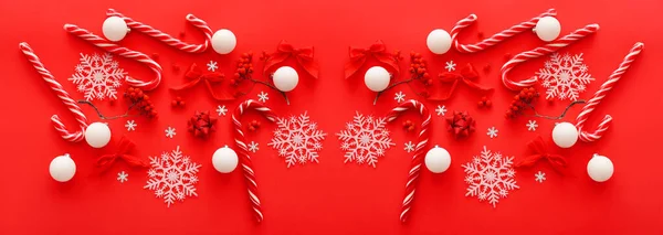 Skladba Krásnými Vánočními Ozdobami Jeřábové Bobule Červeném Pozadí Pohled Shora — Stock fotografie