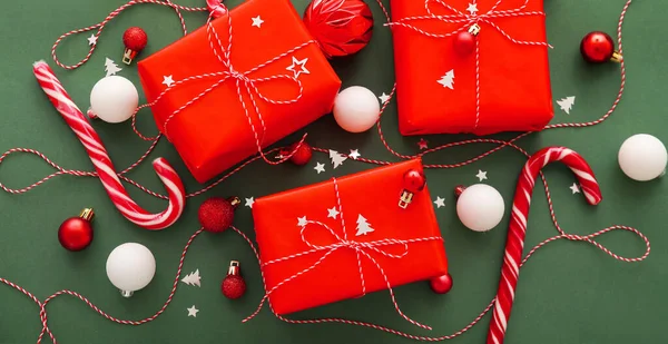Komposition Mit Schönen Weihnachtsgeschenken Und Dekorationen Auf Grünem Hintergrund Ansicht — Stockfoto