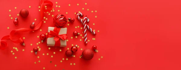 Összetétel Gyönyörű Karácsonyi Dekorációk Ajándék Piros Háttér Helyet Szöveg — Stock Fotó