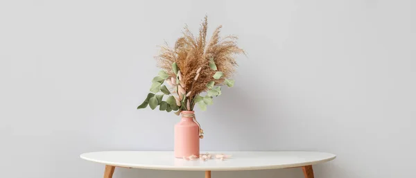 Vaso Com Bela Decoração Floral Mesa Perto Parede Luz Quarto — Fotografia de Stock
