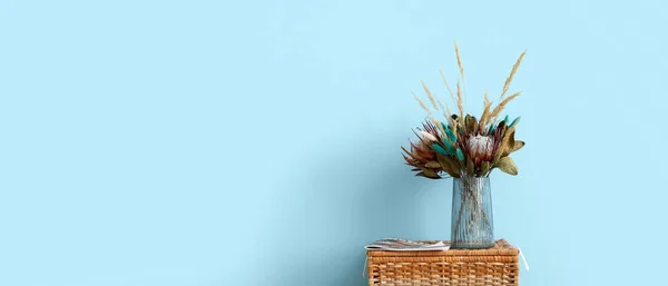 Vas Dengan Bunga Kering Yang Indah Dan Majalah Keranjang Wicker — Stok Foto