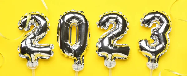 Obrázek 2023 Stříbrných Balónků Žlutém Pozadí — Stock fotografie