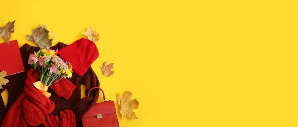 Stylové Ženské Oblečení Doplňky Kyticí Květin Podzimními Listy Žlutém Pozadí — Stock fotografie