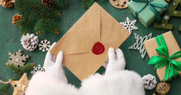Handen Van Kerstman Met Letter Groene Achtergrond Bovenaanzicht — Stockfoto