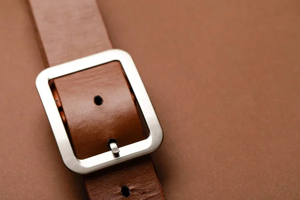 Vista Vicino Della Cintura Pelle Con Fibbia Sfondo Marrone — Foto Stock