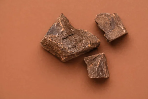 Stücke Köstlicher Schokolade Auf Braunem Hintergrund — Stockfoto